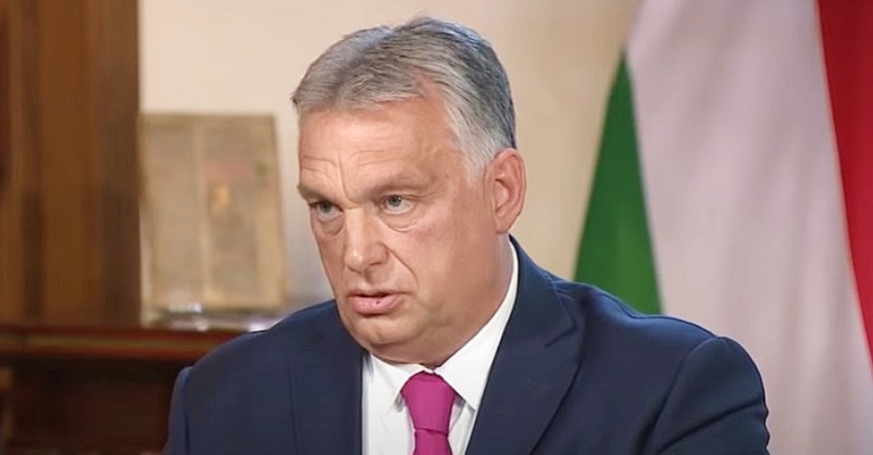 Videón, ahogy a tömeg a „mocskos Fideszt” skandálja Debrecenben