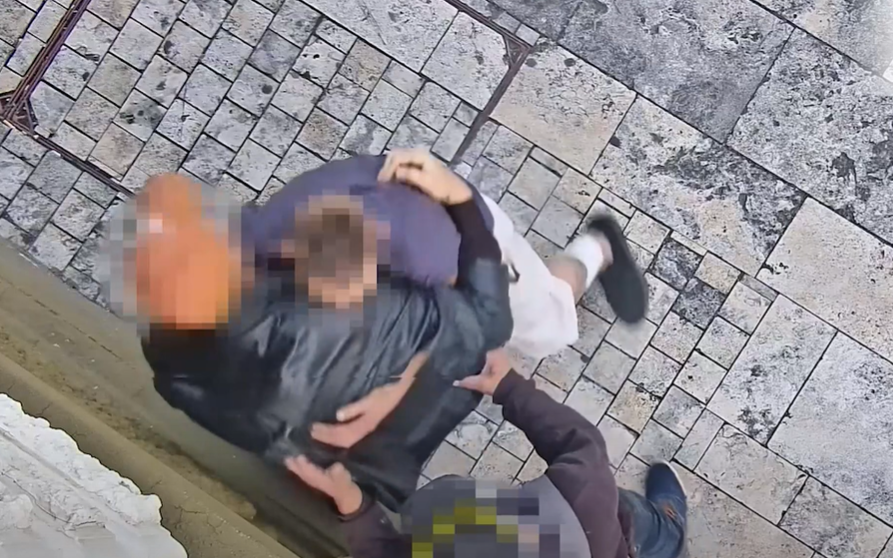 Segítséget színlelve fosztottak ki egy piás férfit a Teréz körúton – videón a megdöbbentő eset