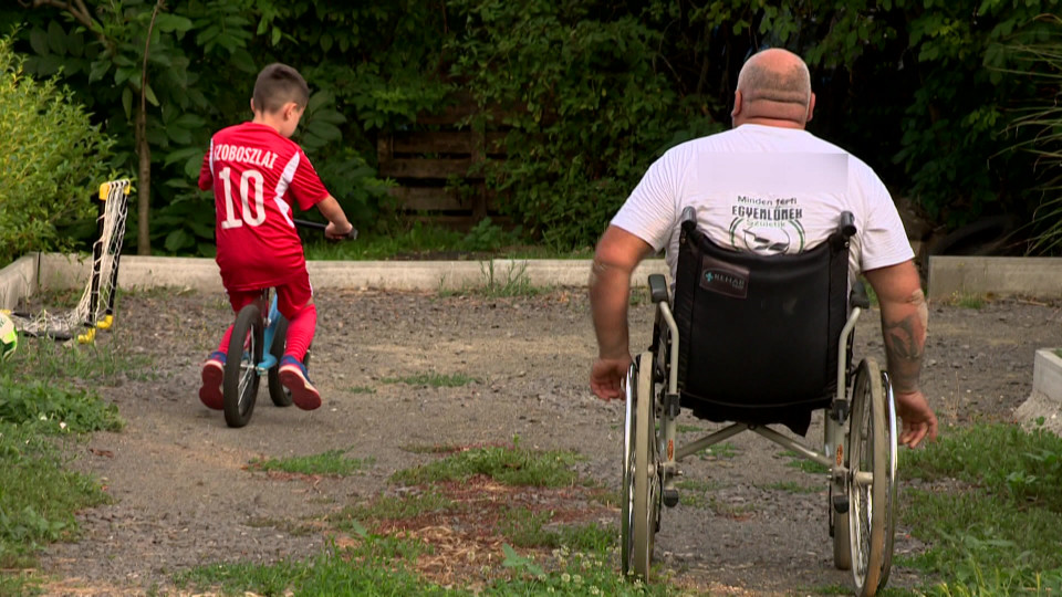 Attila elvesztette mindkét lábát, mégis teljes gőzzel dolgozik, autót vezet és focizik a kisfiával