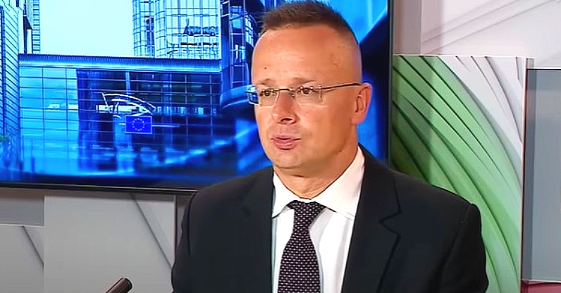 Szijjártó Péter ennyire aggódik? Lassan térden csúszva kuncsorog a Fideszre adott szavazatokért
