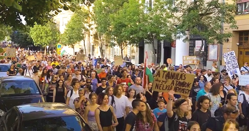 Videóval: Hatalmas tömeg tüntetett a bosszútörvény ellen – a végén még egy csavar is történt