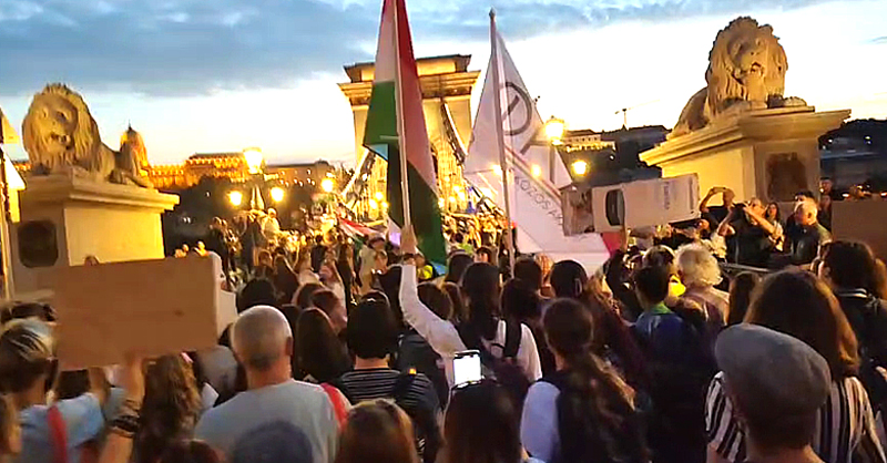 Elfoglalták a demonstrálók a Margit hidat, elsöprő tömeg tüntet az Orbán-rendszer ellen (+videó)