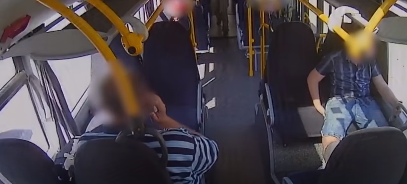 Balhé a budapesti buszon: egy 17 éves lány hiába könyörgött segítségért a sofőrnek, ő közölte, hogy nem tud tenni semmit