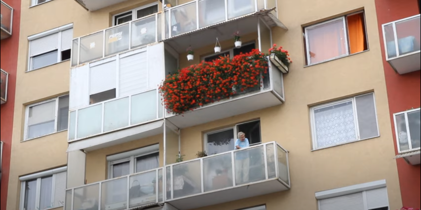 Újpalotai Rómeó és Júlia: a lakók nagy örömére egy férfi állandóan szerelmet vall az erkélyen álldogáló lánynak