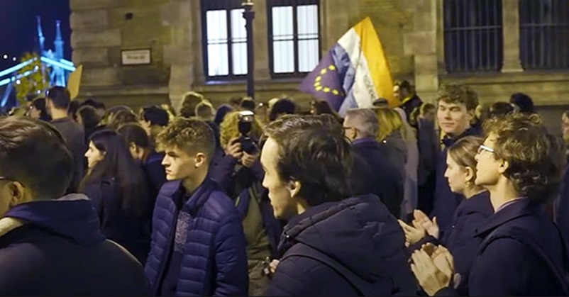 Hatalmas ellenállás Budapesten: Így demonstráltak a kirúgott corvinusos oktatóért a diákjai (+videó)