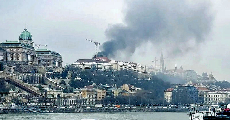 Fotóval: Tűz ütött ki a Karmelita kolostor mellett