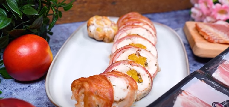 Előkelő, közkedvelt ünnepi menü: baconbe tekert barackkal töltött csirkemell 