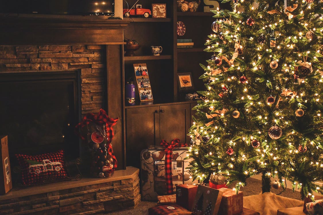 Ha igazi fenyőfa díszíti az otthonod karácsonykor: ezekre az apróságokra figyelj oda, hogy ne potyogjanak idő előtt a tűlevelek