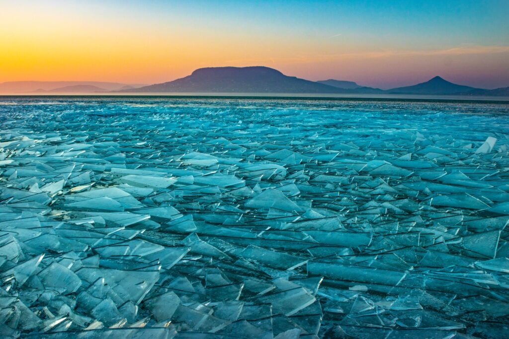 Elképesztően menő fotók: így néz ki télen, a jégtáblákkal borított Balaton
