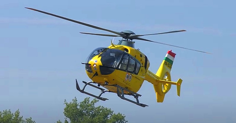 Sárga színű mentőhelikopter száll fel a levegőbe. A gép az Országos Mentőszolgálat állományába tartozik.