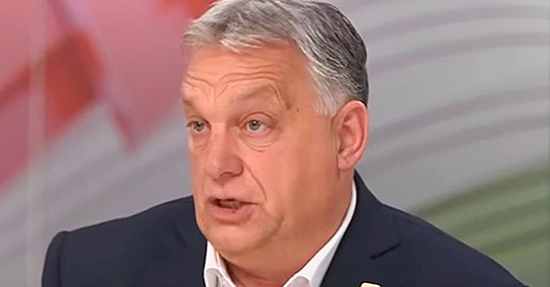 Orbán Viktor egy férfival kézen fogva sétálgatott a Várnegyedben (+videó)