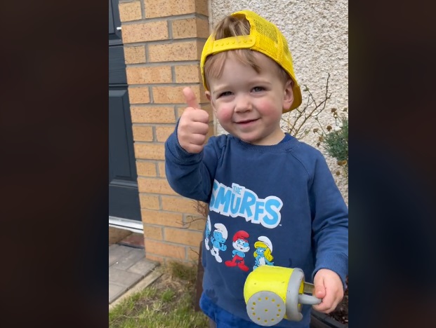Felrobbantotta az internetet ez a videó: Nem hiszed el, mi teszi boldoggá ezt a két éves kisfiút