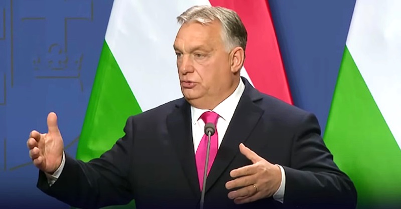 Orbán Viktor fekete öltönyben, rózsaszín nyakkendőt visel, beszédet mond