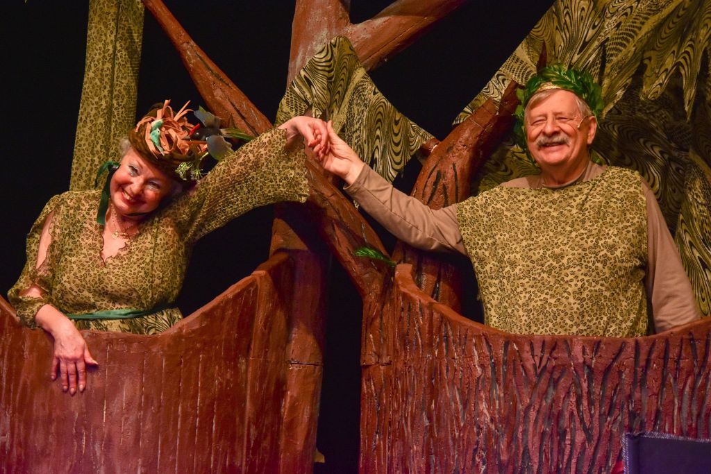A képen egy színdarabban látható fának beöltözve Fodor Zsóka és Várkonyi András.