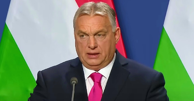 Orbán Viktor, magyar zászló, fekete öltöny, rózsaszín nyakkendő
