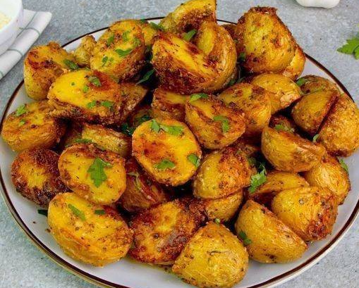Parmezános-vajas szószban sült krumpli – Nagyon puha és krémes lesz tőle a burgonya