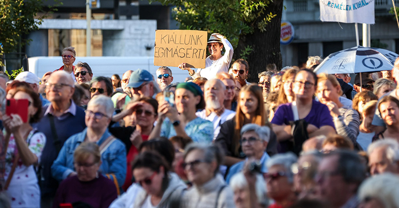 Megmozdult a tömeg: Több ezren tüntettek pénteken Iványi Gáborék mellett (+videó)